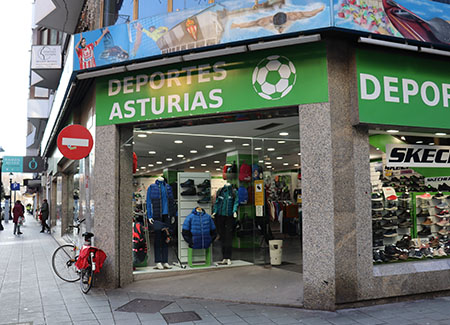 Vista exterior del comercio, dónde podemos ver la entrada en una esquina y parte del escaparate que da a una de las calles