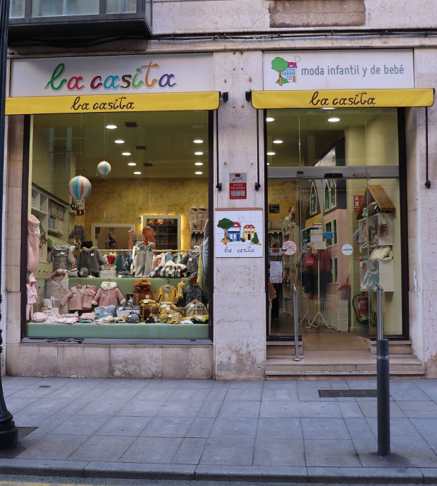 Vista del exterior del comercio, dónde podemos ver la entrada al mismo y el escaparate en el lado izquierdo de la foto