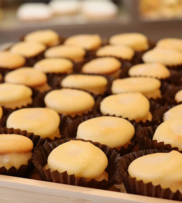 Primer plano de una bandeja llena de dulces artesanos hechos en la confitería