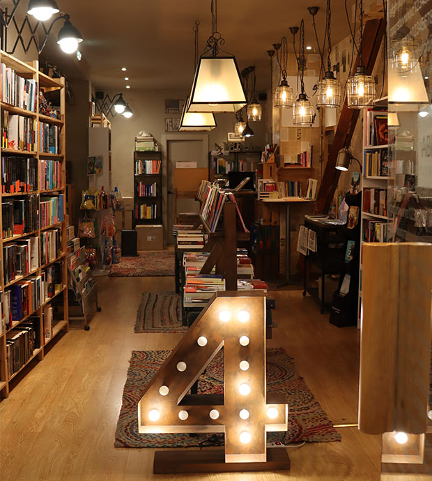 Vista del interior de la librería, podemos ver la entrada de la misma con un número cuatro iluminado en primer plano