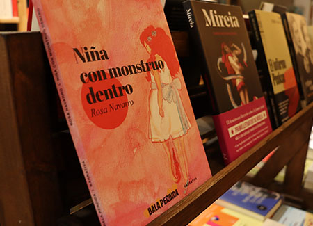 Primer plano de los libros presentados en un expositor