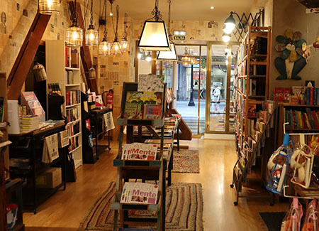 Vista interior de la librería, dónde podemos ver la entrada desde el interior de la misma