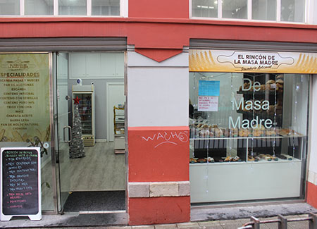 Vista exterior de la panadería, situada en los bajos comerciales del Mercado del Sur, con entrada desde el exterior del mismo