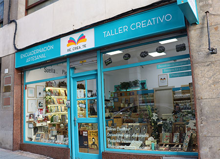 Vista de la fachada del comercio, dónde podemos ver el escaparate, la puerta y el cartel principal