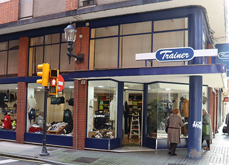 Vista exterior del comercio, dónde podemos ver la puerta en situada en una esquina y los amplios escaparates que se extienden por ambas calles