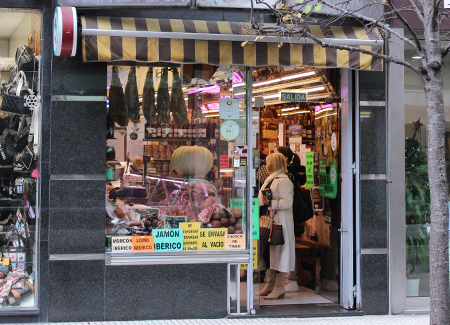 Vista del exterior de la carnicería, dónde podemos ver la entrada y el escaparate del mismo