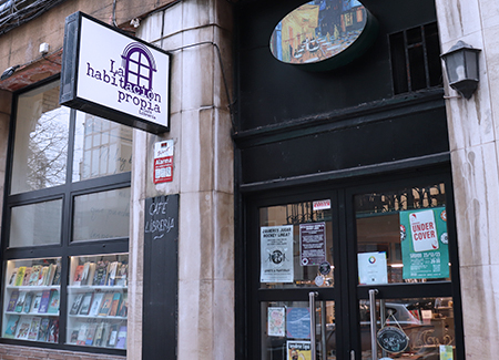 Vista de la fachada de la librería, dónde podemos ver la puerta de entra y el escaparate de la misma