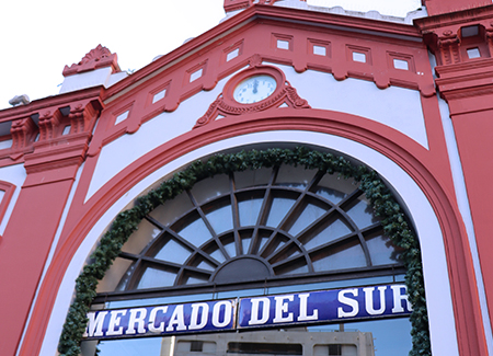 Vista exterior de la entrada del Mercado del Sur, dónde se ubica el comercio