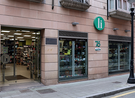 Vista exterior de la librería, dónde podemos ver la entrada y los dos escaparates de la tienda situados en el mismo lado de la puerta