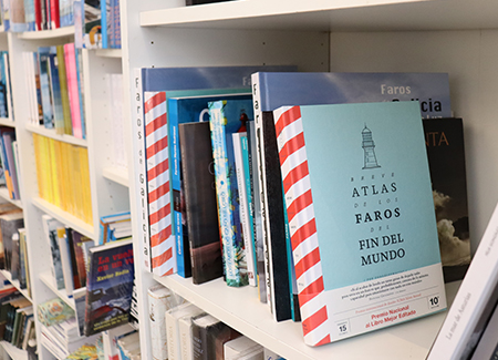 Vista del interior de la librería, dónde vemos estanterías con libros