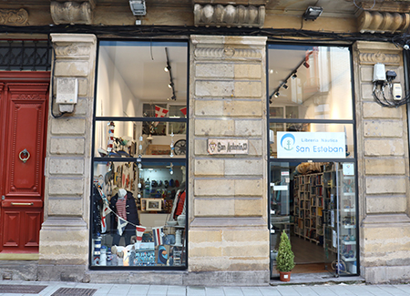 Vista exterior de la librería, dónde podemos ver la entrada y el escaparate de la misma