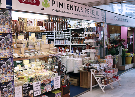 Vista exterior del comercio en el Mercado del Sur, dónde vemos el cartel y parte de los productos