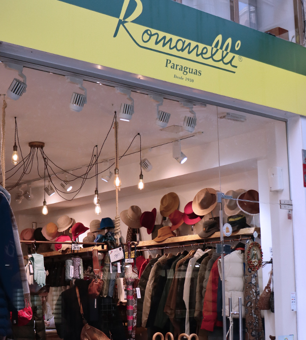 Vista exterior de la entrada de la tienda, dónde se puede apreciar que la fachada con la puerta y el escaparate está hecha de cristal y permite ver el interior de la tienda